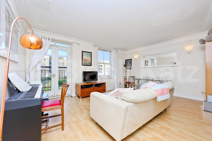 Beautiful apartment, over looking tranquil gardens & private parking   Russell Lodge. Spurgeon Street, London Bridge